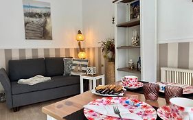 SOLund - Sonne im Herzen - ruhige und sonnige Ferienwohnung mit Terrasse und Garten nahe Strand und Ostsee